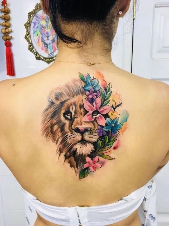 Tatouage Femme Lion Aux Fleurs Multicolores