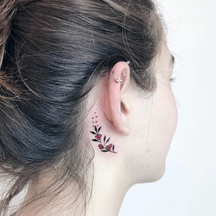 tatouage Baies rouges derriere l'oreille