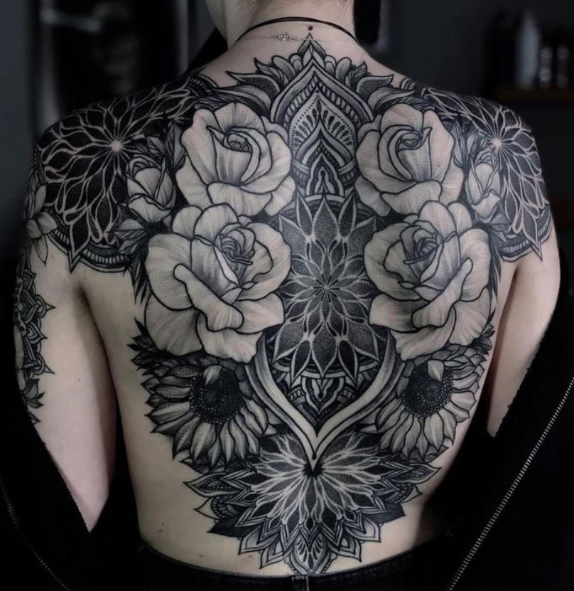 Mandala Et Variétés De Fleurs En Tatouage Sur Le Dos 