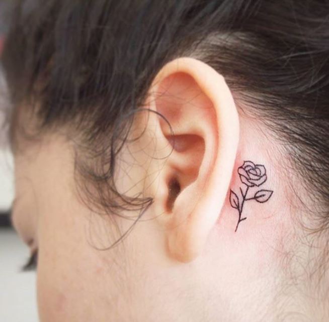 tatouage Rose Minimaliste derriere l'oreille