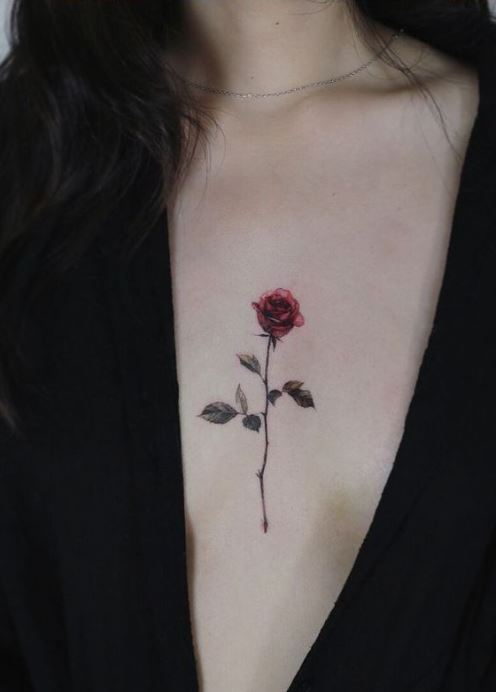 tatouage Rose rouge decolleté