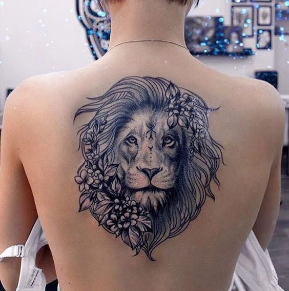 Tatouage Lion Et Composition Florale Sur Le Dos