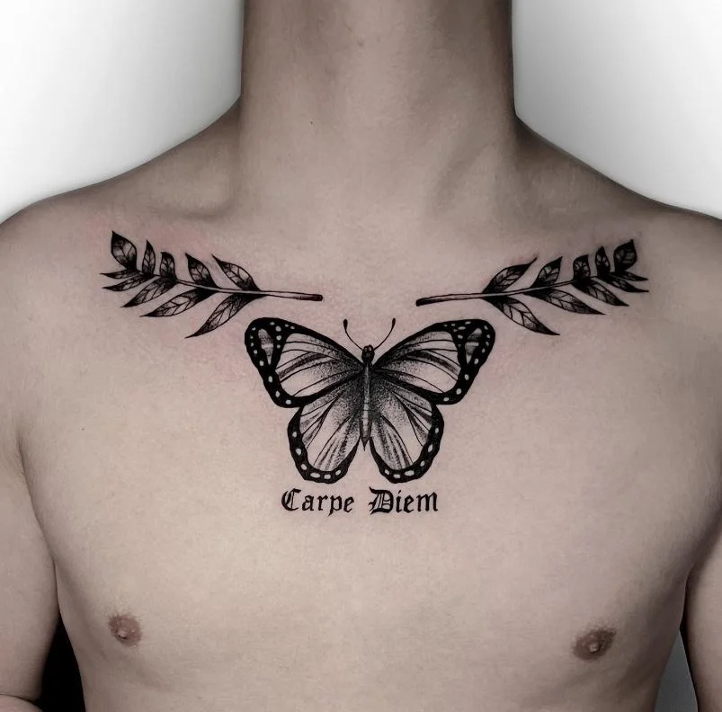 Papillon Carpe Diem Sur Le Torse Homme