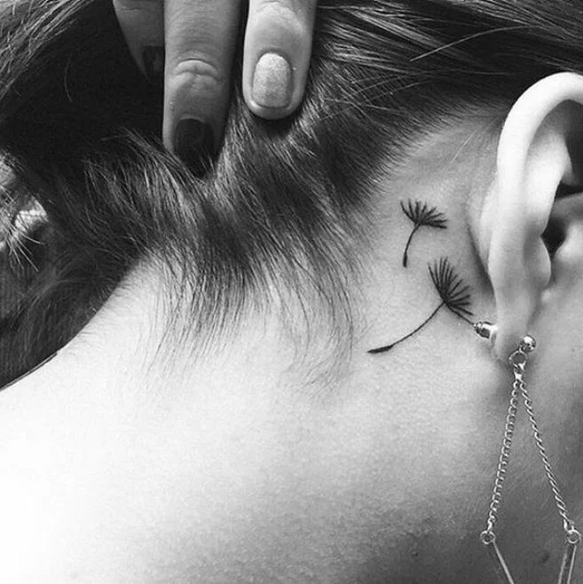 tatouage Pissenlits Minimalistes derriere l'oreille