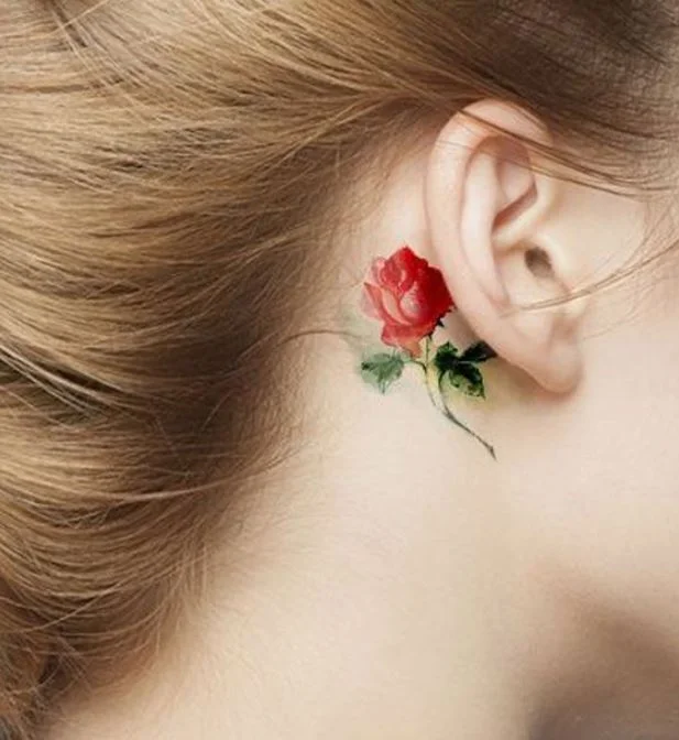 tatouage Rose réaliste derriere l'oreille