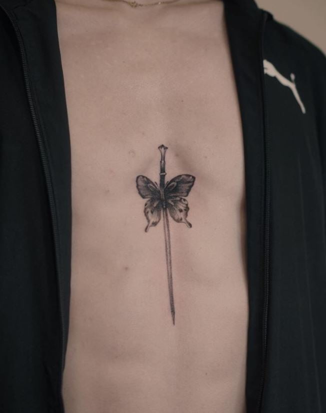 Tatouage Papillon Homme épée Sur Le Sternum