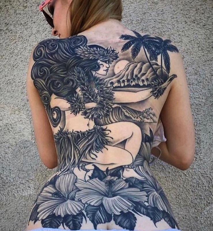 Hawaïenne Et Fleurs En Tatouage Dos Femme 