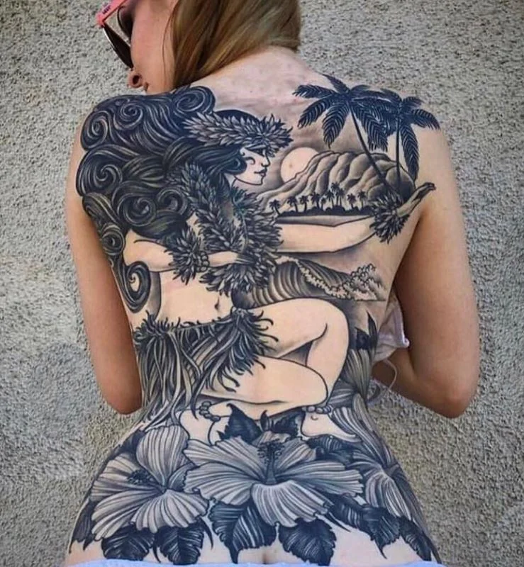Hawaïenne Et Fleurs En Tatouage Dos Femme