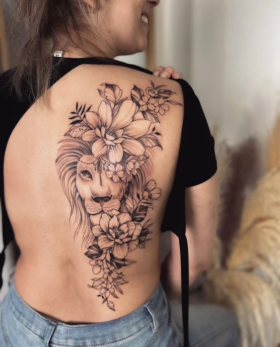 Lion à Bijoux Et Fleurs En Tatouage