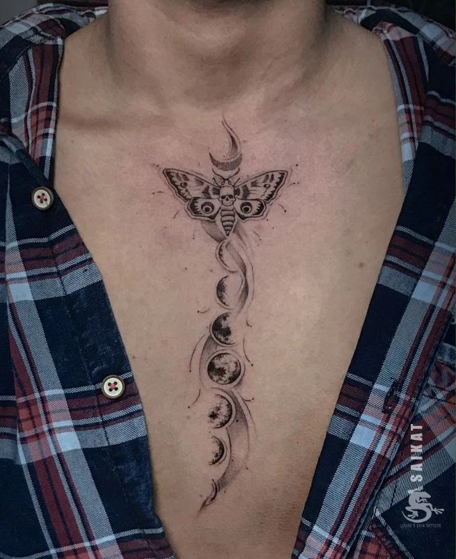 Tatouage Papillon Crâne Lunaire Sur Le Torse