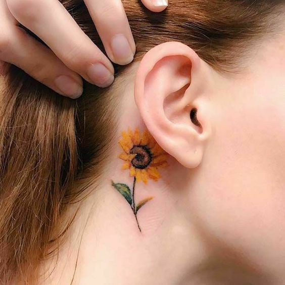 tatouage Tournesol derriere l'oreille