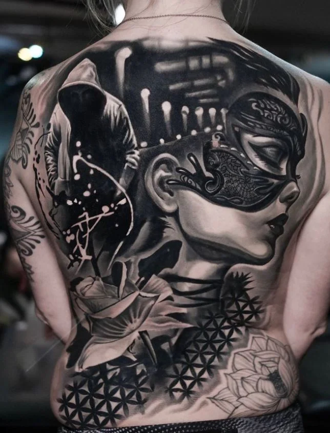 Tatouage Dos Femme Personnages Et Fleurs