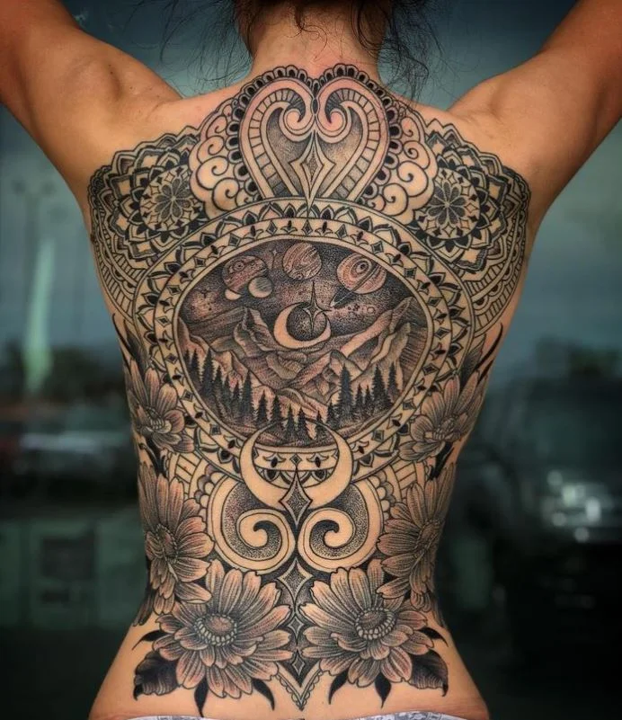 Mandala Floral Cosmique En Tatouage Dos