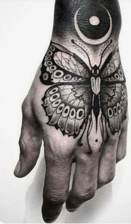 Papillon T Demi Lune Sur La Main