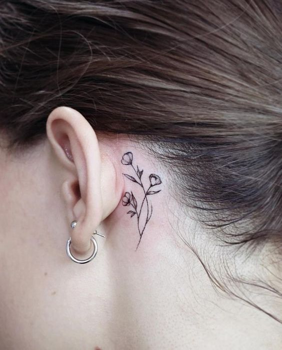 tatouage Coquelicot derriere l'oreille
