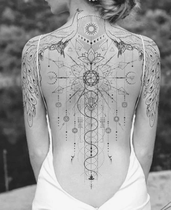 Tatouage Dos Paons Et Formes Géométriques