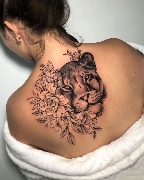 Lionne avec fleurs de pivoine et cerisier