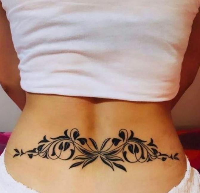 Tatouage Bas Du Dos Arabesque De Feuilles