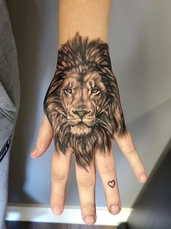 Lion à longue crinière sur la main