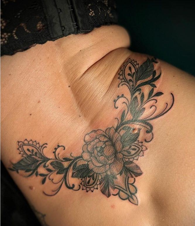 Tatouage Dentelle à Fleur Bas Du Dos 