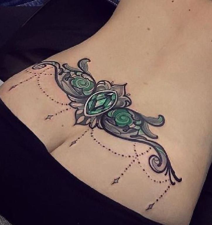 Tatouage Bas Du Dos Mandala Et émeraude