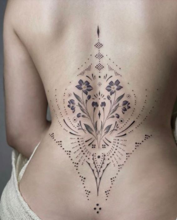 Fleurs Ornementales En Tatouage Sur Le Bas Du Dos 