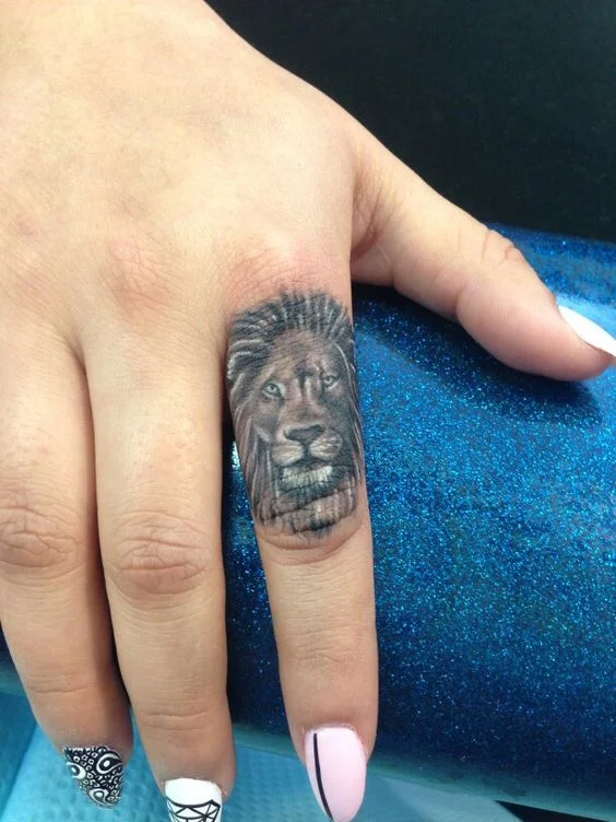 Lion Légèrement Coloré Sur Le Doigt