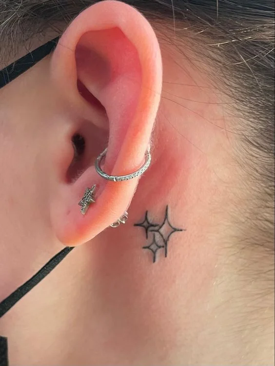 tatouage Étoiles minimalistes derriere l'oreille