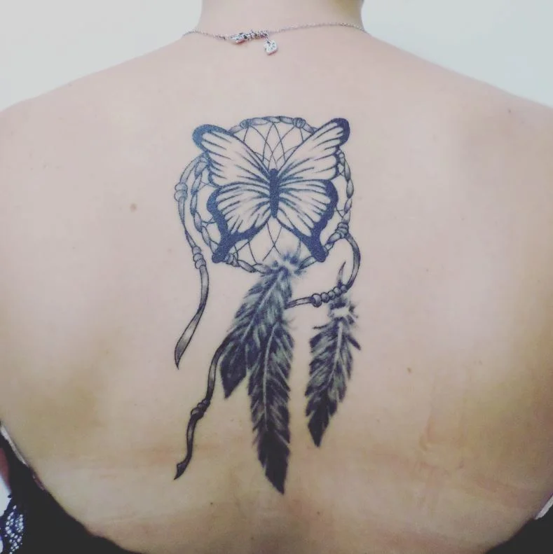 Attrape Rêve Et Papillon Noir Sur Le Dos