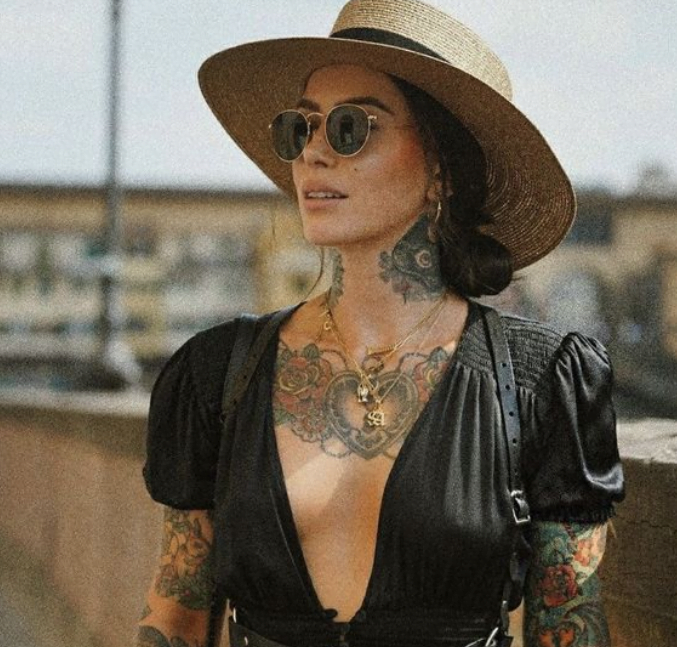 Femme Avec Un Tatouage Sur Le Décolleté