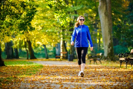 femme faisant de la marche dans un parc