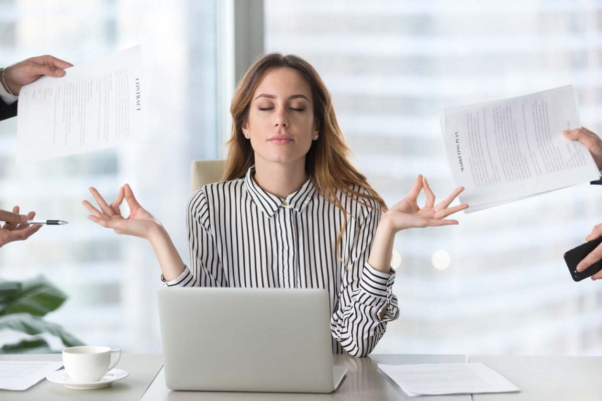 femme gardant son calme devant une grosse charge de travail