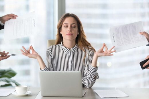 femme gardant son calme devant une grosse charge de travail