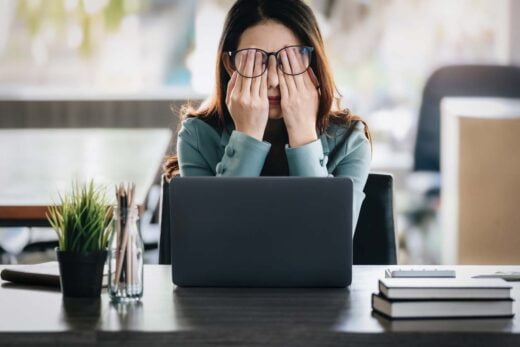 femme fatiguée au travail