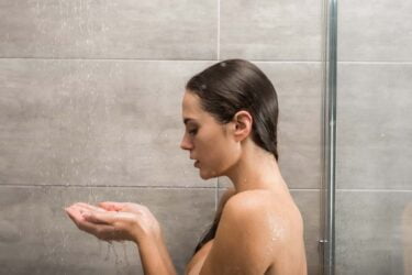 femme prenant une douche froide