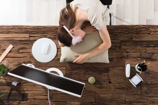 jeune femme faisant une micro sieste sur son bureau