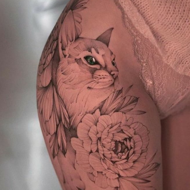 Tatouage De Chat Sur La Hanche Avec Fleur