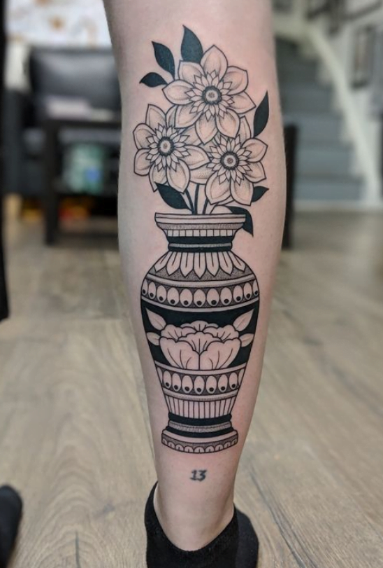 Tatouage Vase Avec Des Fleurs Old School