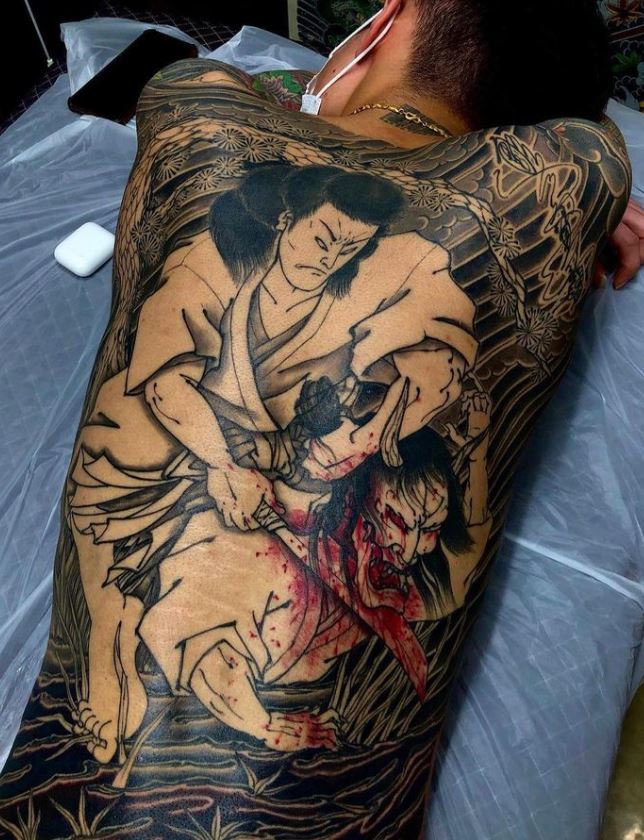 Tatouage Japonais Combat De Samouraï Et Démon Sur Le Dos 