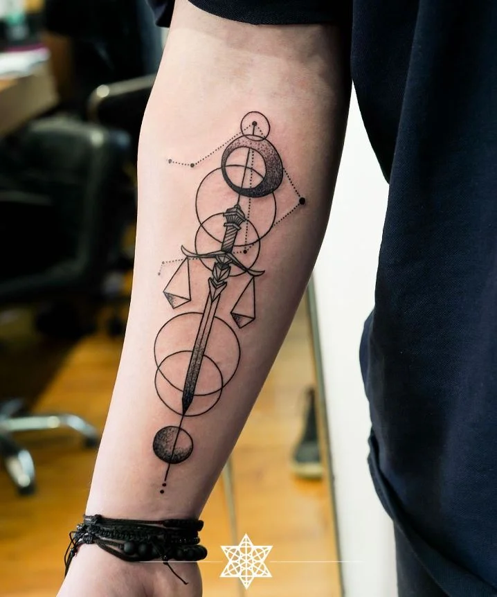 Tatouage Signe Astrologique Balance épée Géométrique