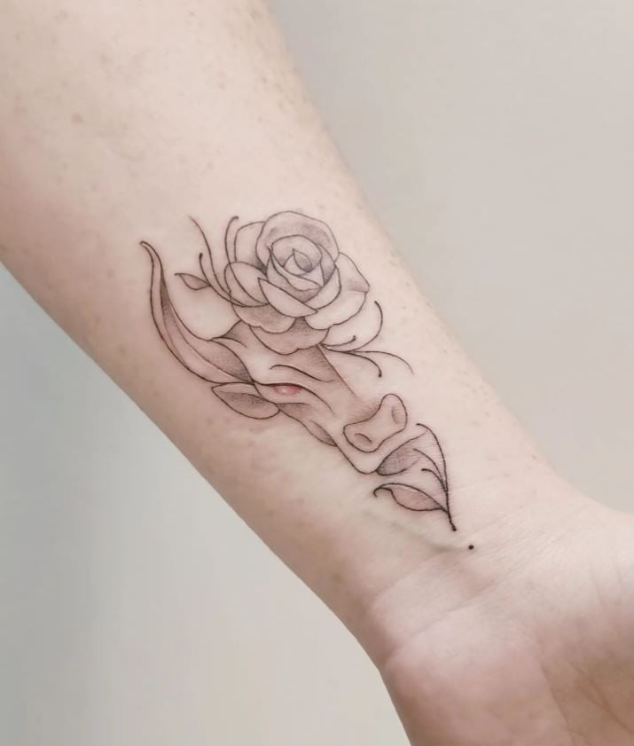 Tatouage Signe Astrologique Taureau Corne Rose 