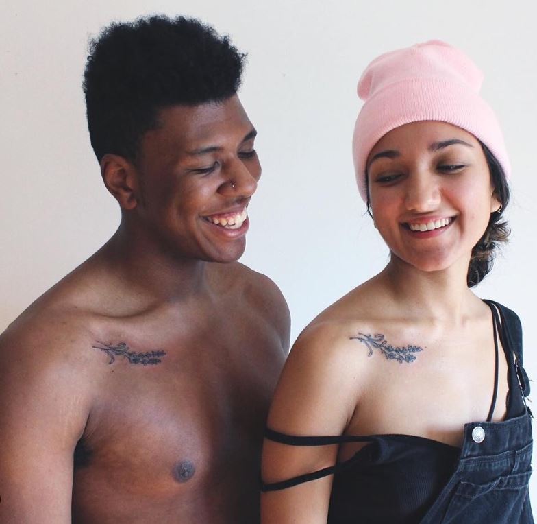 Tatouage Couple Petites Fleurs Sous La Clavicule 