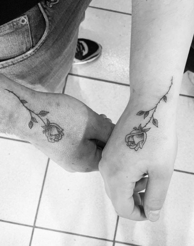 Tatouage Couple Rose à épines Sur La Main 