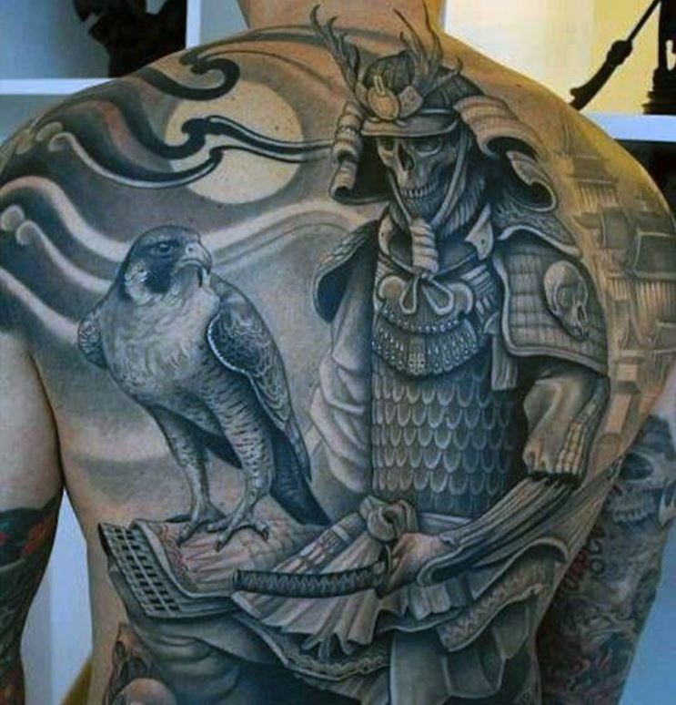 Tatouage Japonais Samouraï Et Oiseau Sur Le Dos 