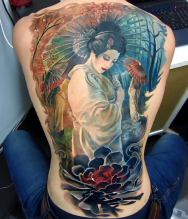 Tatouage Geisha Et Lotus Japonais Sur Le Dos 