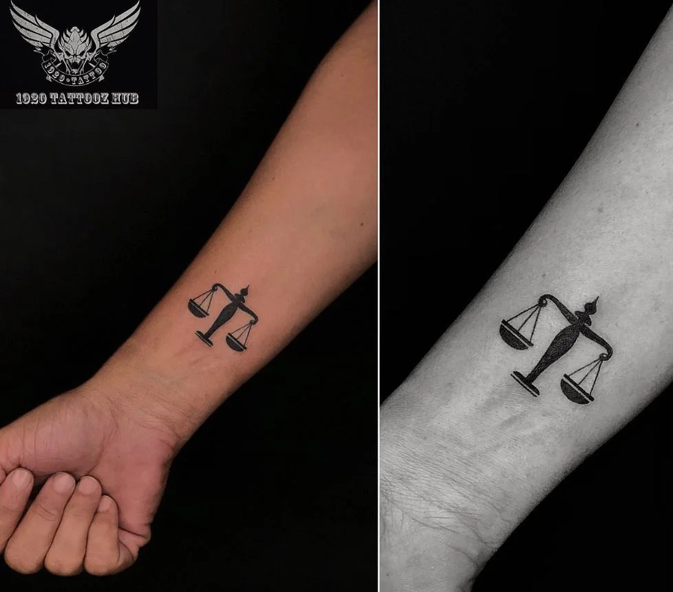 Tatouage Signe Astrologique Balance Discret Sur Le Poignet