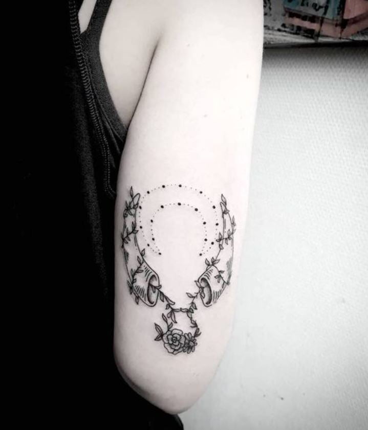 Tatouage Signe Astrologique Taureau Cornes Fleuries 