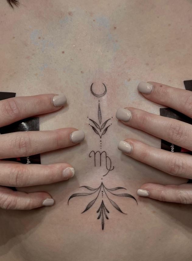 Tatouage Signe Astrologique Vierge Symbole Sur Le Sternum 