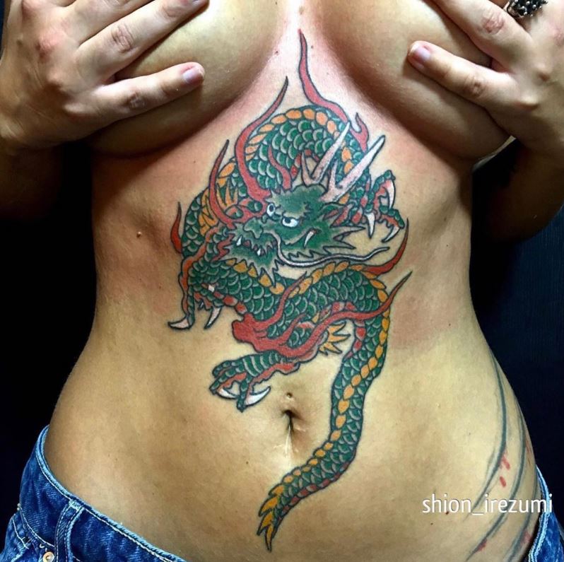 Tatouage Dragon Japonais Vert Sur Le Ventre 