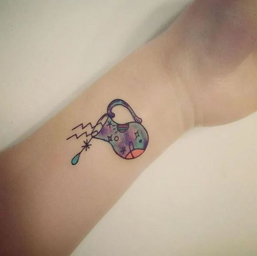 Tatouage Signe Astrologique Verseau Vase Colorée 